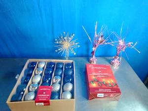 lot 94 image: Christmas Decor