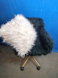 lot 97 image: Black Modern Faux Fur Home Office Chair and Pillow