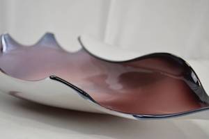 lot 24 image: Hand-Blown Art Glass Centerpiece Bowl, Mauve & White, 17 Inch