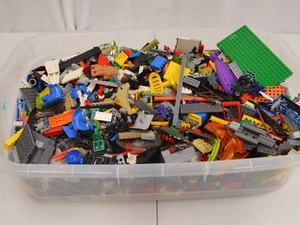 lot 152 image: Large Bin of Mixed LEGO and KNEX Building Pieces