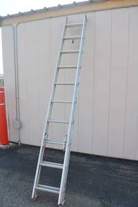 lot 203 image: Aluminum Extension Ladder