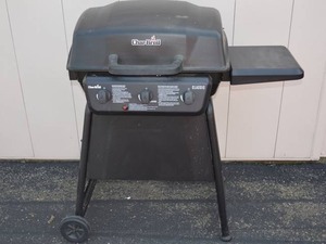 lot 208 image: Char-Broil Classic 3-Burner Gas Grill with Side Shelf