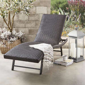 lot 423 image: Members Mark Padded Wicker Chaise Lounger