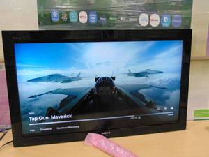 lot 40 image: 40 Inch Sony Bravia KDL-40BX421 1080p HD LCD