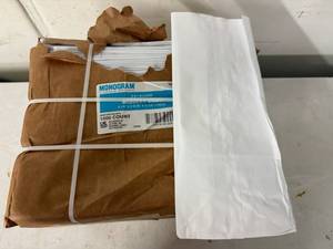 lot 32 image: KK. 500ct White Lunch Bags