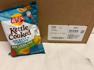lot 59 image: 64x Lays Kettle Cooked Salt & Vinegar Chips