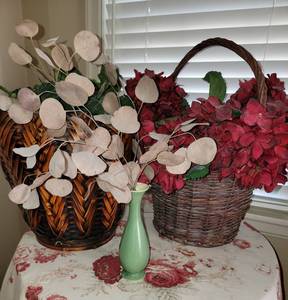 lot 91 image: Red Wing 1509 Bud Vase with Basket Dcor