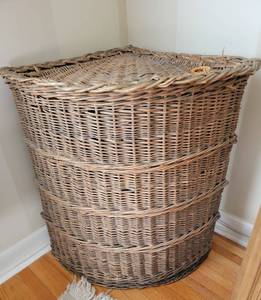 lot 93 image: Large Wicker Hamper Corner Basket