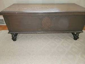 lot 14 image: Antique Caswell Runyan Cedar Chest Trunk