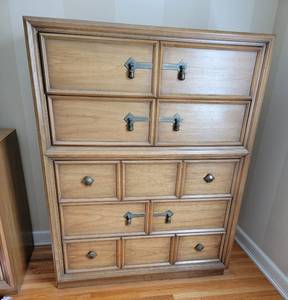 lot 8 image: MCM Drexel Heritage Collage Collection 5 Drawer Dresser