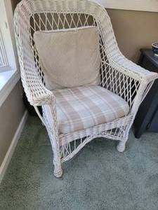 lot 70 image: Vintage White Wicker Bar Harbor Arm Chair, B