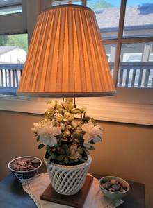 lot 80 image: Sweet White Ceramic Basket Table Lamp