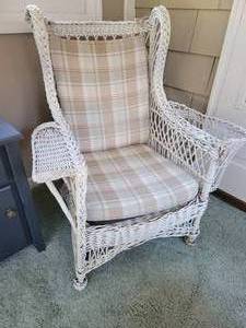 lot 71 image: Vintage White Wicker Bar Harbor Arm Chair