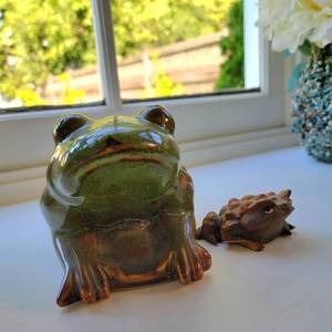 lot 99 image: Fun Petite Frog Pair