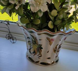 lot 101 image: Elegant Leaf and Butterfly Cache pot