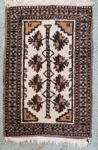lot 22 image: Wool Area Rug  25 x 38