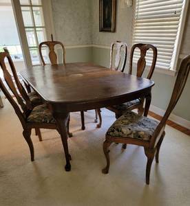 lot 73 image: Queen Anne Dining Table and Chairs, as