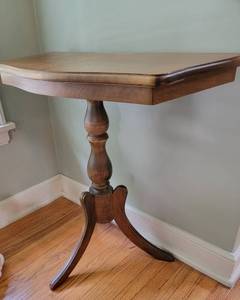lot 162 image: Tri Foot Pedestal Side Table