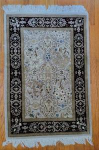 lot 23 image: Pakistan Wool Area Rug  26 x 36