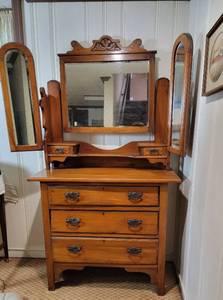 lot 27 image: Antique Triple Mirror Dresser