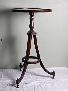 lot 29 image: Beautiful Vintage Art Deco Round Pedestal Accent Table