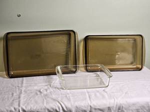 lot 123 image: Vintage Pyrex Glass Casserole Dish Collection - (3)