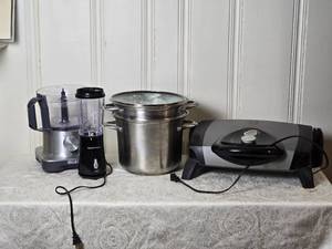 lot 115 image: Haut Cuisine Kitchen Tool Collection - Calephalon Stock Pot Set