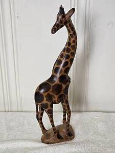 lot 113 image: Adorable Carved Wood Giraffe Sculpture