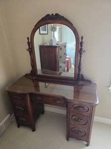 lot 6 image: Gorgeous Antique Vanity Dresser