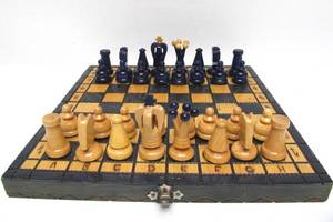lot 17 image: Nice Design Vintage Wooden Portable Chess Set wChess Clock
