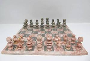 lot 27 image: Nice Vintage Carved Onyx Chess Set - 14 Board
