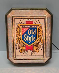 lot 35 image: Working Vintage OLD STYLE Lighted Beer Sign