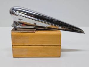 lot 42 image: Nice Condition Original 1948-49 HUDSON Hood Ornament