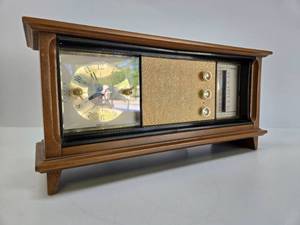 lot 58 image: Mid Century Sears SILVERTONE Tabletop Radio