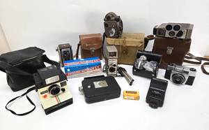lot 63 image: Estate Lot of Vintage Cameras Accessories & Cases