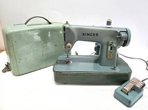 lot 64 image: Working Vintage SINGER Sewing Machine wCase