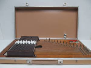 lot 164 image: Nice Condition Oscar Schmidt MEG Auto Harp wCarrying Case