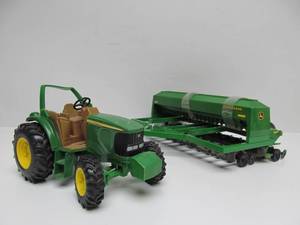 lot 146 image: Like-New JOHN DEERE Diecast Tractor & Planter Set