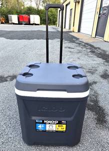 lot 206 image: Like-New or Brand New IGLOO Cool 60 Roller
