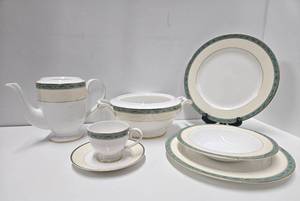 lot 202 image: LARGE Set of Quality VILLEROY & BOCH China Dishware