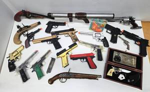 lot 219 image: Large Lot of Assorted Vintage & Newer Toy Guns etc
