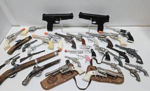 lot 220 image: LARGE Lot of Assorted Vintage Cap Guns