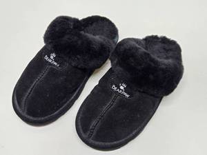 lot 221 image: Brand New or Like-New Pair of BEARPAW Loki II Slippers - Ladies Size 7