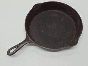 lot 231 image: Vintage GRISWOLD Cast Iron 716B Skillet