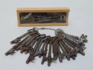 lot 270 image: Lot of Orig Antique Skeleton Keys