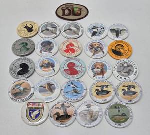 lot 271 image: Collection of Vintage Duck Hunting Ducks Unlimited & Decoy Collector Buttons