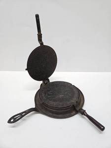 lot 278 image: Antique Alfred K. Andresen & Co Minneapolis Cast Iron KornuKopia Krumkake Maker wBase 