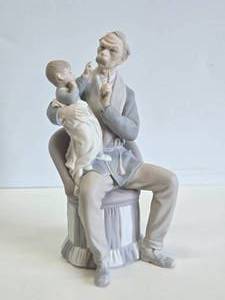 lot 340 image: Large LLADRO Porcelain Figurine - The Grandfather - 11.5 