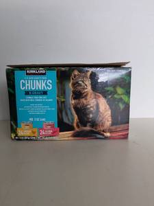 lot 20 image: KIRKLAND SIGNATURE 2-FLAVOR VARIETY PACK CHUNKS IN GRAVY (CATS)