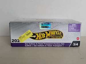 lot 41 image: HOT WHEELS PREMIUM CAR CULTURE & TEAM TRANSPORT FACTORY SET